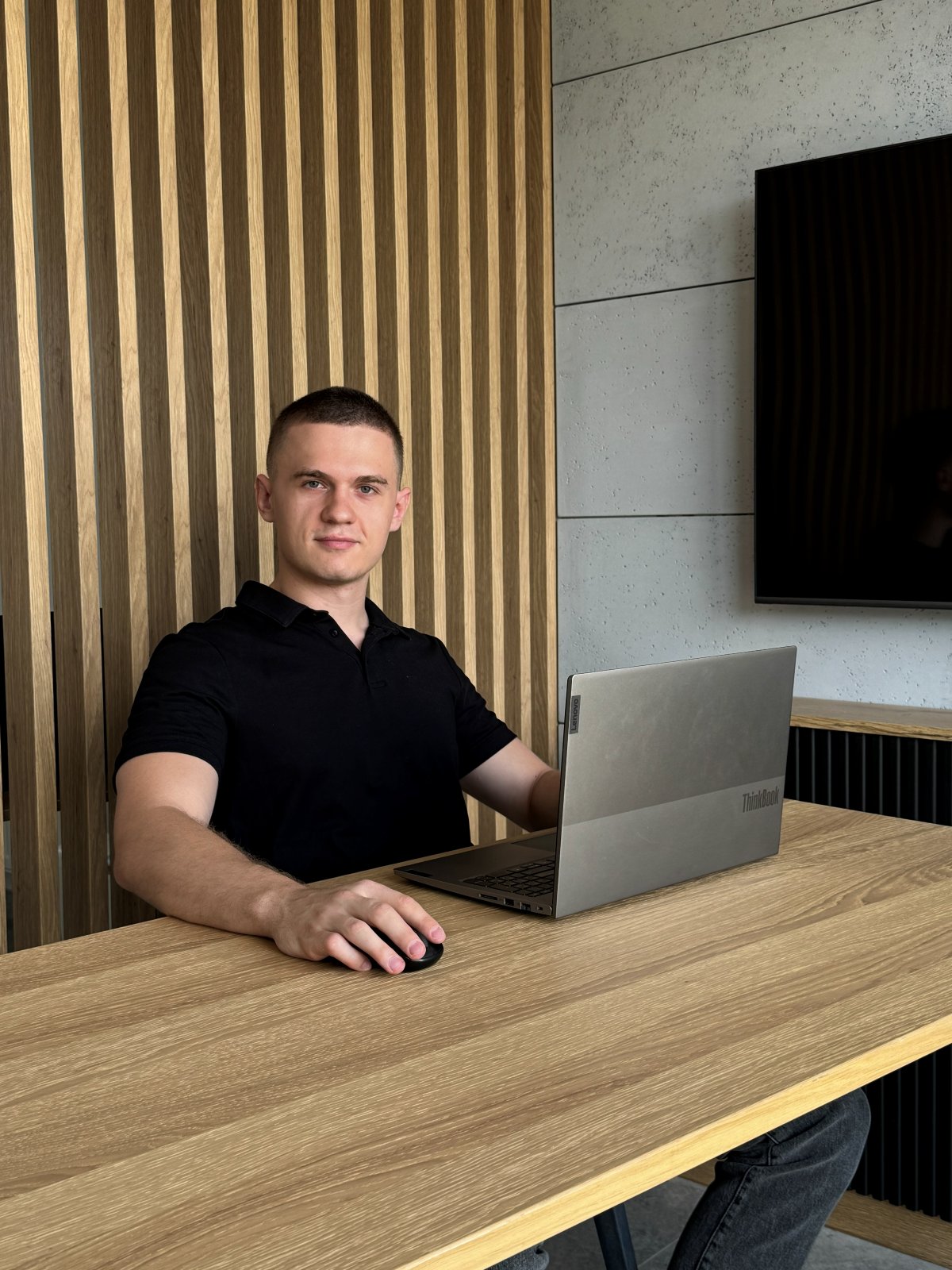 Szymon Frankowski przy biurku z laptopem